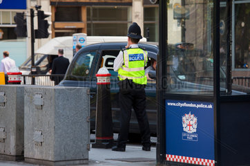 London  Grossbritannien  Bobby der Metropolitan Police kontrolliert Verkehr in der City