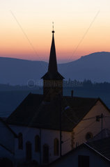 Schoenenberg  Frankreich  Silhouette des Kirchenturms in der Abenddaemmerung