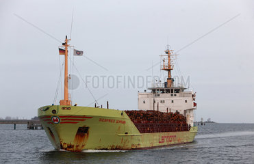 Wismar  Deutschland  mit Holzstaemmen beladenes Frachtschiff auf der Ostsee