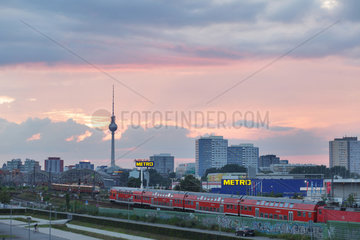 Berlin  Deutschland  Panoramablick auf Berlin-Mitte bei Daemmerung