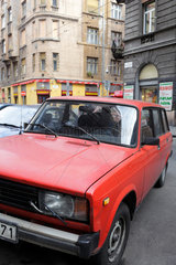 Budapest  Ungarn  rotes Auto der Marke Lada parkt im Bezirk Erzsebetvaros
