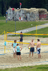 Berlin  Deutschland  Jugendliche spielen Beachvolleyball