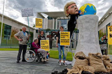 Berlin  Deutschland  Demonstration gegen Kohlekraftwerke vor dem Kanzleramt
