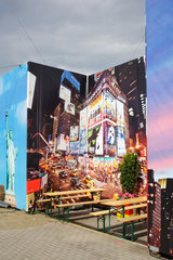 Berlin  Deutschland  Sitzecke mit Bierbaenken vor dem Fotopanorama des Times Square