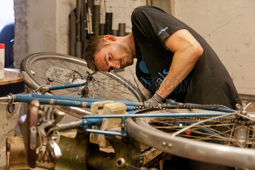 Berlin  Deutschland  Fahrrad-Rahmenbau in der Werkstatt von Ostrad