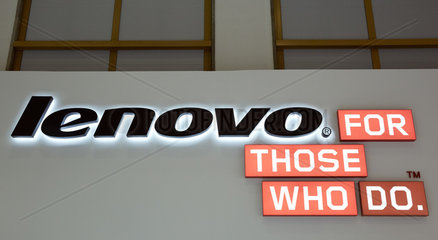 Berlin  Deutschland  beleuchtetes Logo des Computerherstellers Lenovo