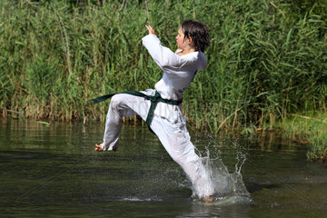 Emstal  Deutschland  Junge bei einem Taekwondo-Kurs im Wasser