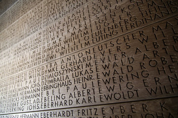 Langemark  Belgien  Eichenholztafel mit den Namen Gefallener auf dem Deutschen Soldatenfriedhof Langemark