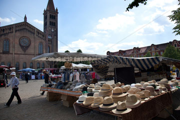 Potsdam  Deutschland  Hutverkauf auf dem Markt auf dem Bassinplatz