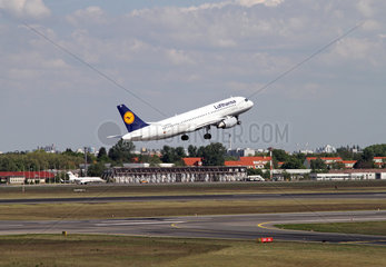 Berlin  Deutschland  Airbus A320 der Lufthansa hebt vom Flughafen Tegel ab