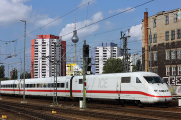 Berlin  Deutschland  ICE 2 am Ostbahnhof