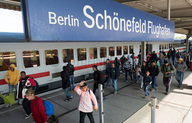 Schoenefeld  Deutschland  Fluechtlingssonderzug aus Bayern