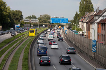 Essen  Deutschland  Berufsverkehr auf der Autobahn A40
