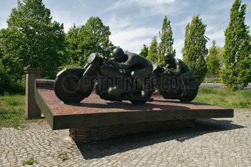 Berlin  Deutschland  Skulptur Motorradfahrer in der ehemaligen Nordkurve der Avus
