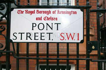 London  Grossbritannien  Bezirks- und Strassenschild der Pont Street