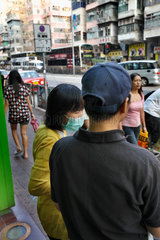Hongkong  China  Frau mit Mundschutz in Sham Shui Po