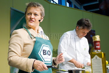 Berlin  Deutschland  Renate Kuenast  Buendnis 90/Die Gruenen  und Spitzenkoch Bernd Trum auf der Gruenen Woche 2011