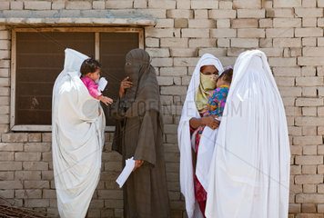 Sakeem Karbala  Pakistan  Frauen gehen zum Hygieneunterricht