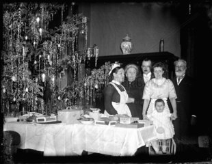 Familie an Heiligabend  1911