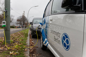 Berlin  Deutschland  laden eines E-Mobils ueber eine Strassenlaterne