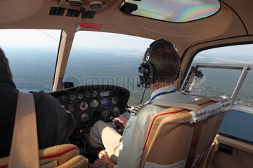 Strausberg  Deutschland  Hubschrauberpilot waehrend eines Fluges im Cockpit