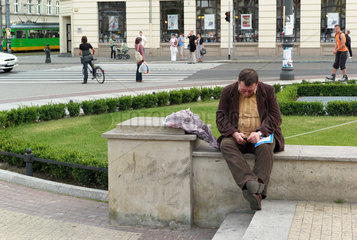 Posen  Polen  Mann spielt mit Handy und wartet auf seine Verabredung
