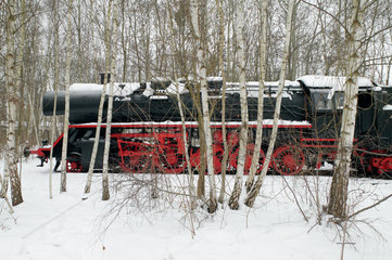 Berlin  Deutschland  Dampflokomotive im Schnee im Natur-Park Schoeneberger Suedgelaende