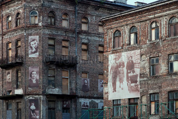 Warschau  Polen  die Ulica Prozna mit erhaltenen Haeusern des Warschauer Ghettos