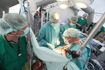 Carrefour  Haiti  Aerzte bei einer Operation im Operationszelt
