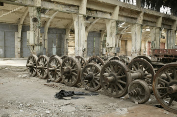 Sofia  Bulgarien  verlassene Stahlfabrik mit Eisenbahnraedern