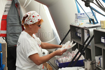 Carrefour  Haiti  Rot Kreuz Mitarbeiterin sortiert im OP-Zelt medizinisches Verbrauchsmaterial