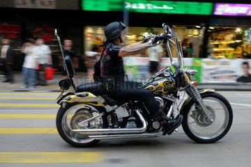 Hongkong  China  ein Mann auf seinem Custom Bike in Mong Kok