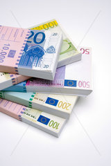Freiburg  Deutschland  Geldstapel mit Euroscheinen