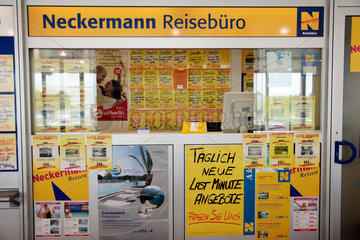 Schoenefeld  Deutschland  Flughafen Schoenefeld: Reisebuero von Neckermann