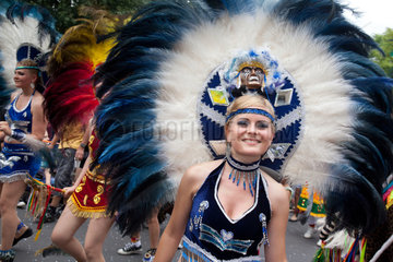 Berlin  Deutschland  Frau mit Federschmuck auf dem Karneval der Kulturen