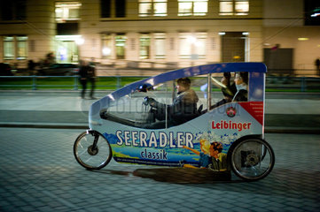 Berlin  Deutschland  ein Velo-Taxi faehrt am Pariser Platz