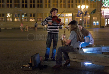 Breslau  Polen  Musikanten auf dem Marktplatz (Rynek) am Abend