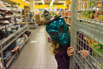 Bad Saarow  Deutschland  ein Kind probiert eine Halloweenmaske an