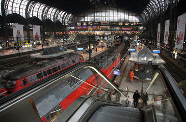 Hamburg  Deutschland  Rolltreppe zum Bahnsteig in der Haupthalle im Hauptbahnhof