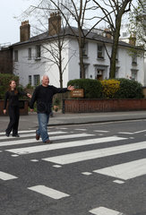 London  Grossbritannien  Beatles-Fans auf dem Zebrastreifen vor den Abbey Road Studios