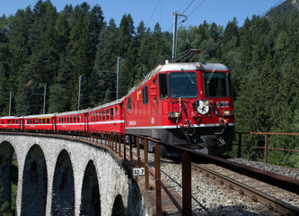 Filisur  Schweiz  Zug der Rhaetischen Bahn ueberquert das Schmittnertobel-Viadukt