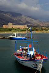 Frangokastello  Griechenland  Fischerboote im Hafen und das Kastell auf Kreta