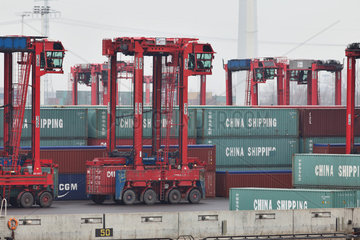 Hamburg  Deutschland  VanCarrier am Containerterminal Eurogate