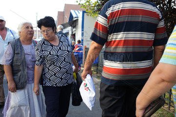 Bukarest  Rumaenien  zwei aeltere Frauen auf dem Weg zu einer Markthalle