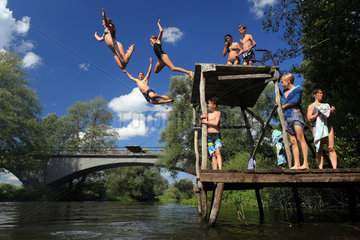 Briescht  Deutschland  Kinder springen von einer Plattform ins Wasser
