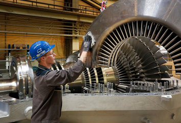 Oberhausen  Deutschland  Industriemechaniker arbeitet an einer Dampfturbine bei MAN Diesel & Turbo SE