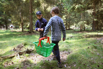 Krakow am See  Deutschland  Kinder sammeln Pilze im Wald