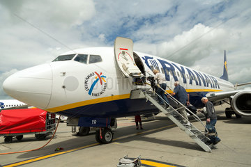 London Stansted  Grossbritannien  Passagiere besteigen ryanair - Maschine am London Stansted Airport