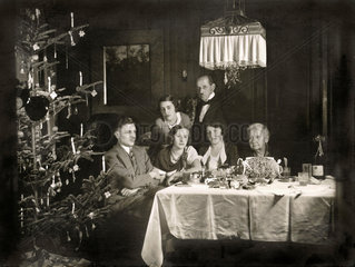 Familie  Weihnachten  Christbaum  1932