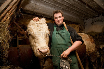 Riedlingen  Deutschland  ein Bauer mit seiner Kuh im Stall